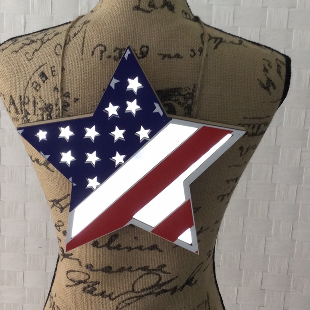 Patriotic Star-Shaped Wall Decor that lights up. Batteries included. NWOT